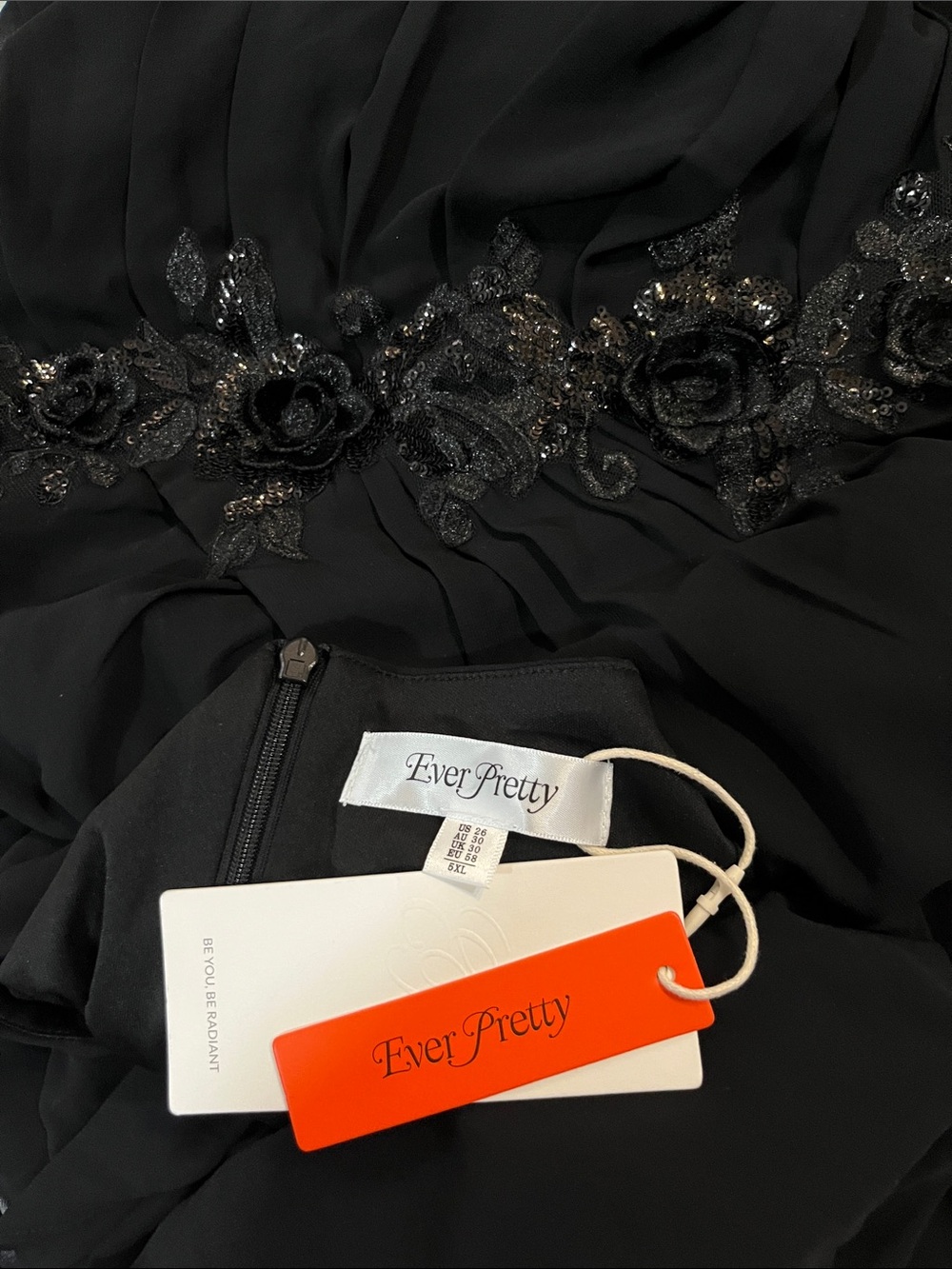 Elegant Black V-Neck Maxi Dress with Lace Waist Detail - Picture 4 of 6
